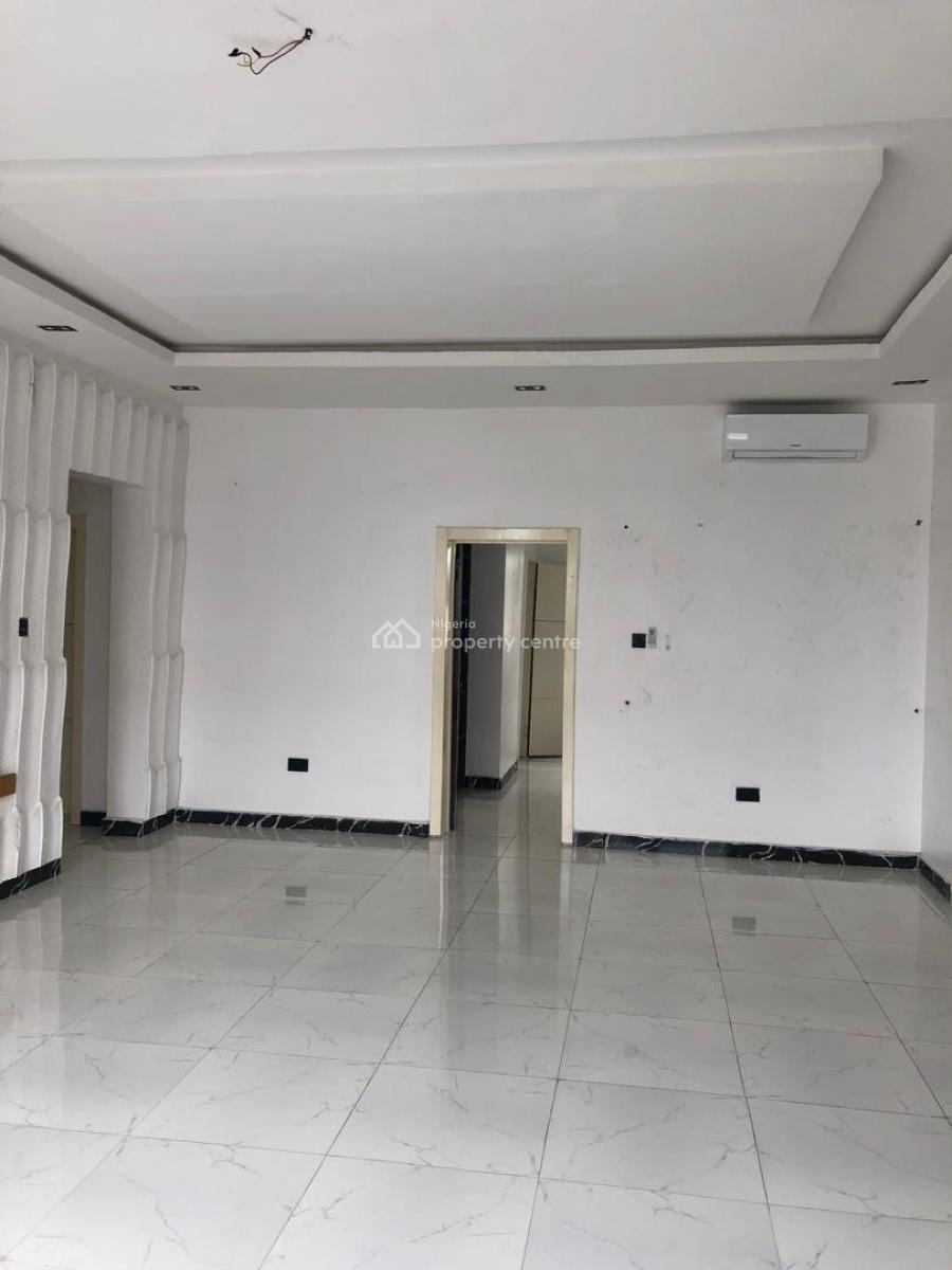 Spacious Upstairs in Serene Surroundings, Lekki Phase 1, Lekki, Lagos, Flat / Apartment for Rent