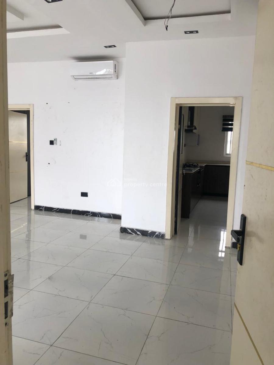 Spacious Upstairs in Serene Surroundings, Lekki Phase 1, Lekki, Lagos, Flat / Apartment for Rent