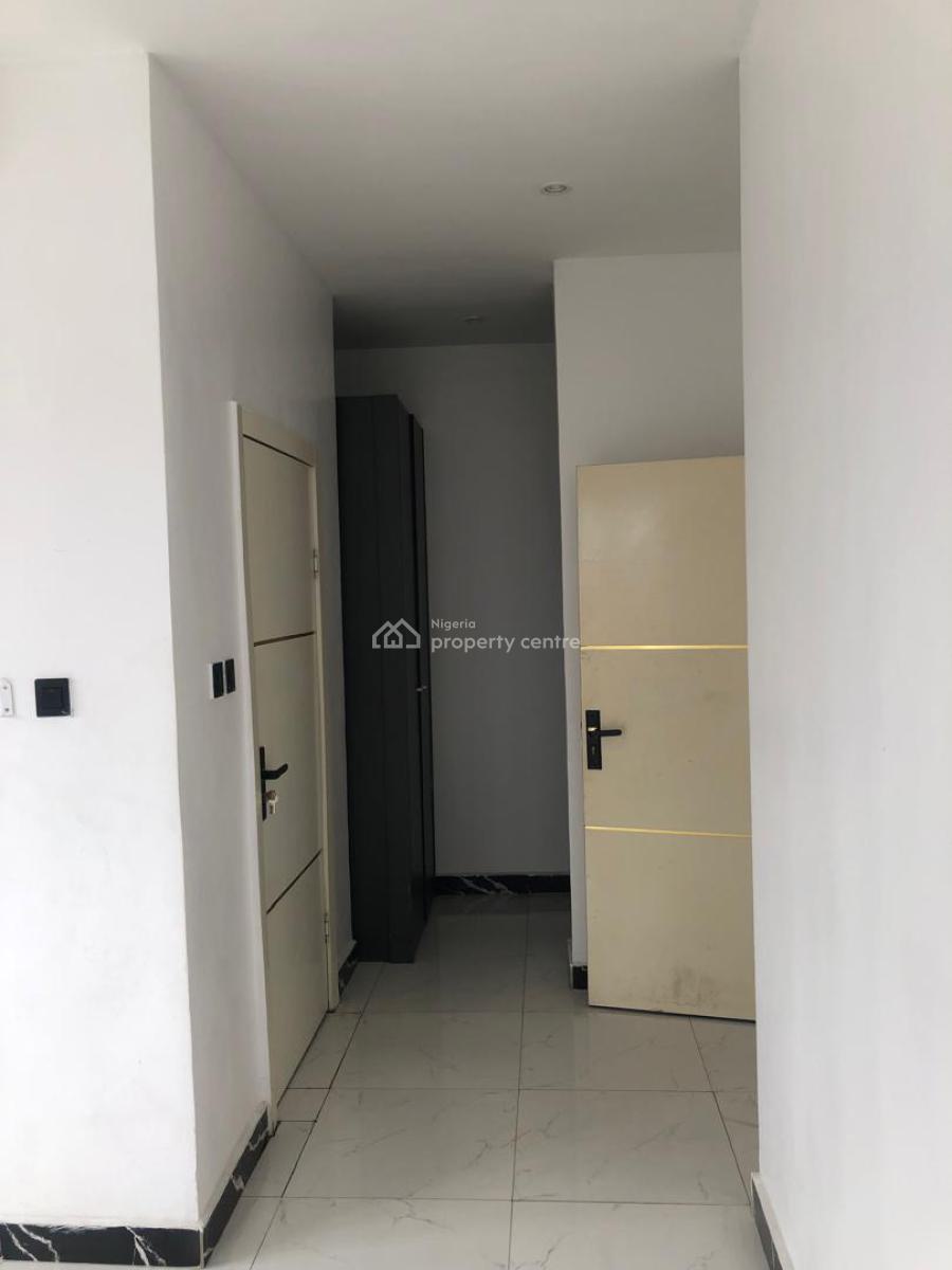 Spacious Upstairs in Serene Surroundings, Lekki Phase 1, Lekki, Lagos, Flat / Apartment for Rent