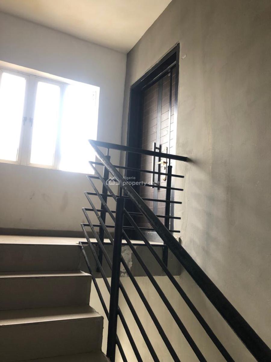 Spacious Upstairs in Serene Surroundings, Lekki Phase 1, Lekki, Lagos, Flat / Apartment for Rent