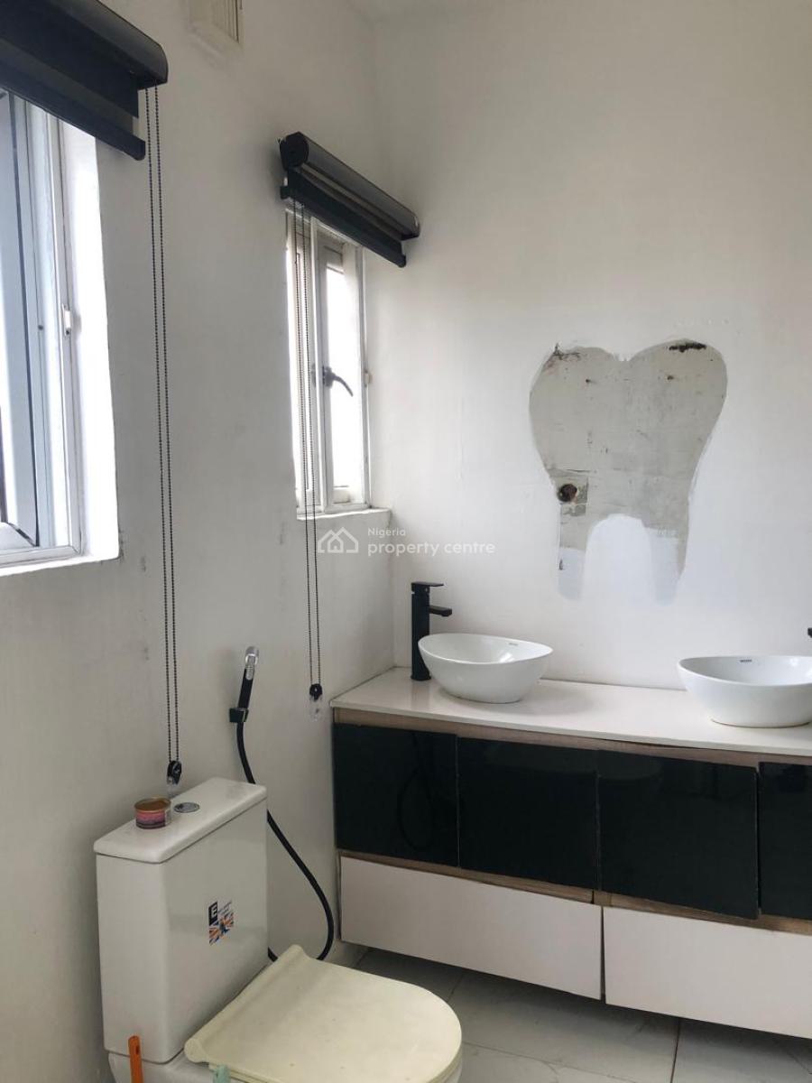 Spacious Upstairs in Serene Surroundings, Lekki Phase 1, Lekki, Lagos, Flat / Apartment for Rent