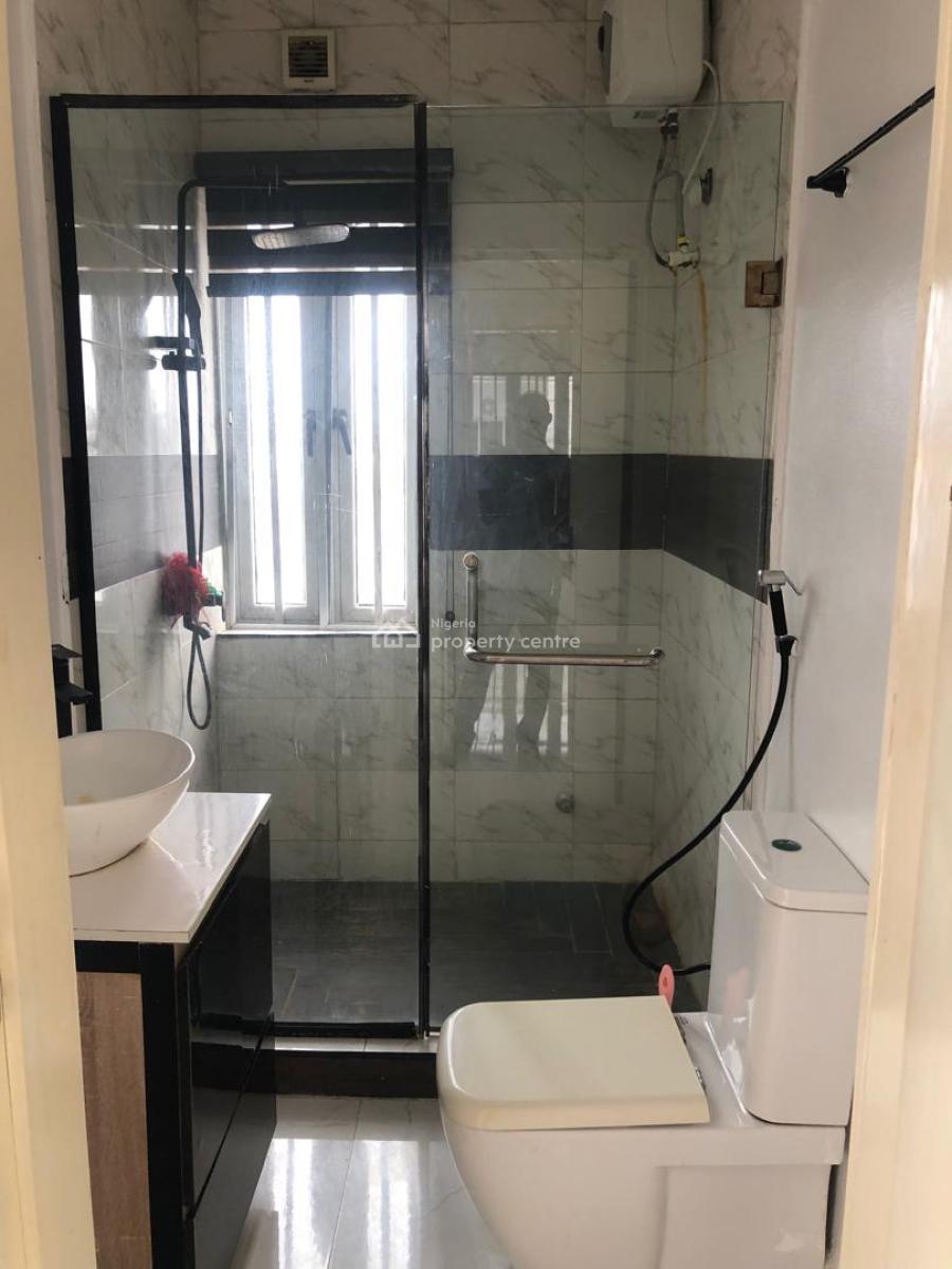 Spacious Upstairs in Serene Surroundings, Lekki Phase 1, Lekki, Lagos, Flat / Apartment for Rent