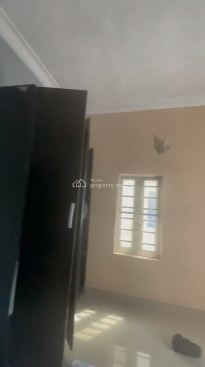 Upstairs 2 Bedrooms Flat, Green Field Estate, Ago Palace, Isolo, Lagos, Flat / Apartment for Rent