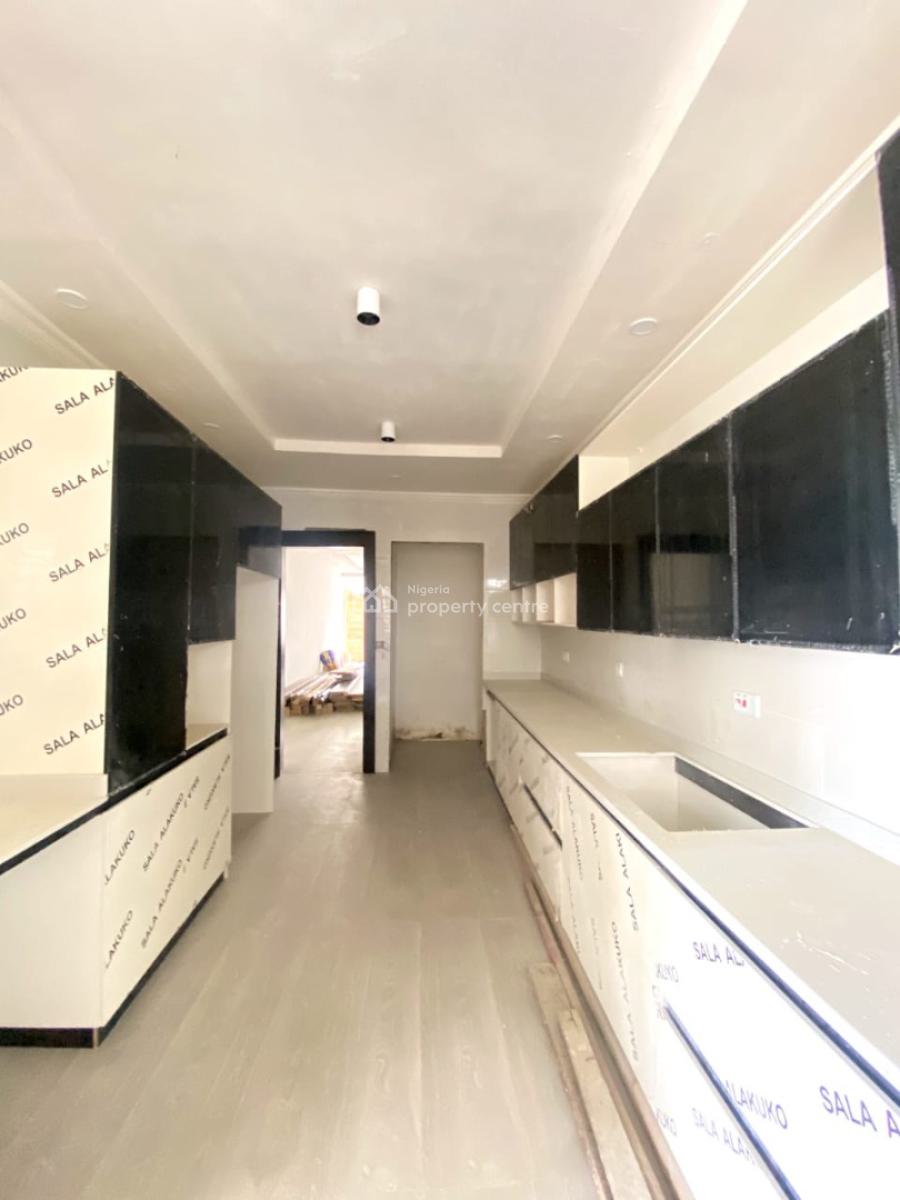 Four Bedroom Flat with Bq in a Secured Estate, Lekki Phase 1, Lekki, Lagos, Flat / Apartment for Sale