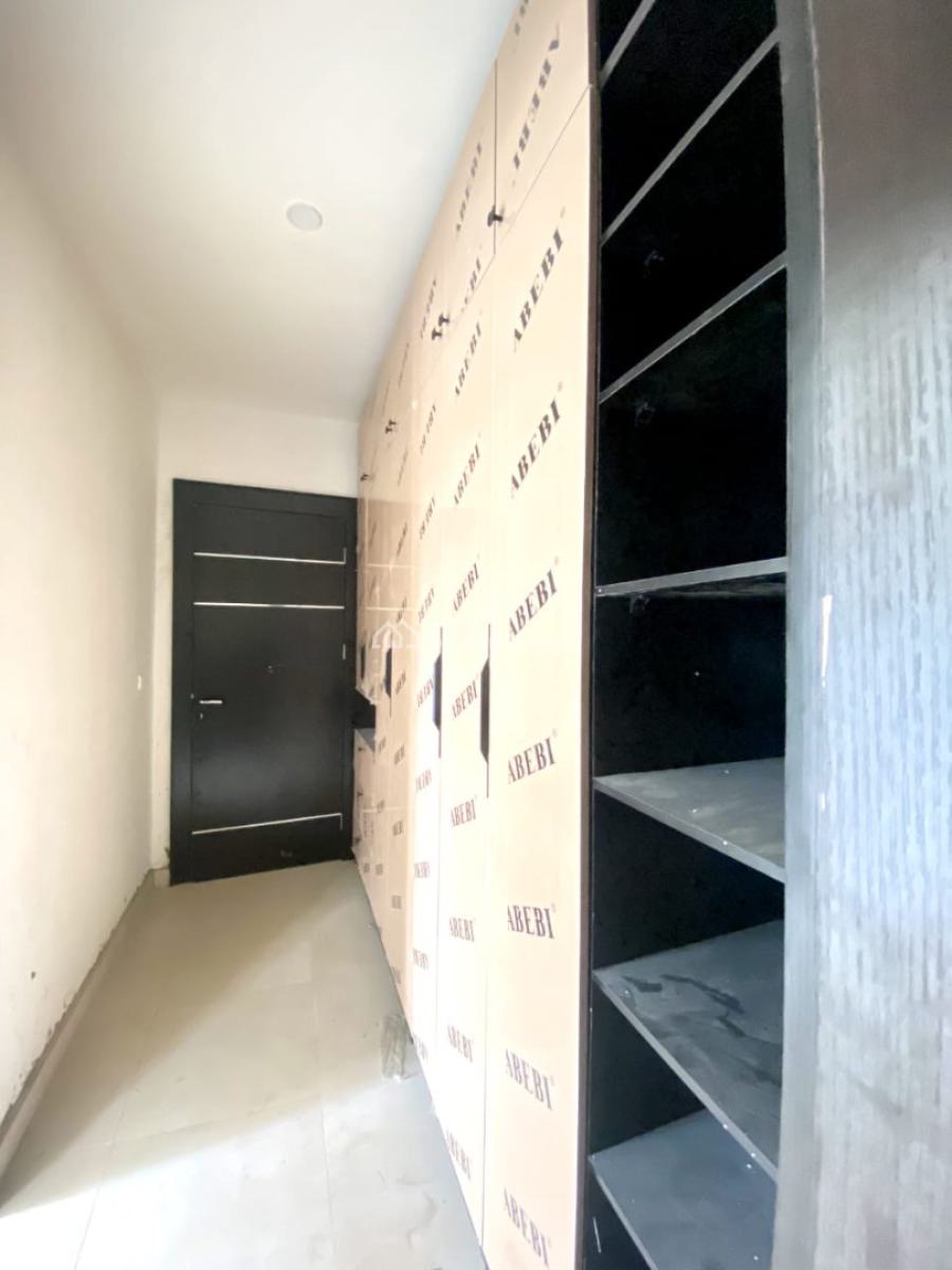 Four Bedroom Flat with Bq in a Secured Estate, Lekki Phase 1, Lekki, Lagos, Flat / Apartment for Sale