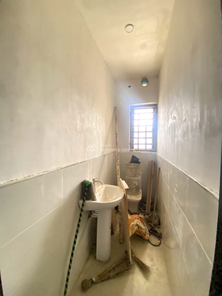 Four Bedroom Flat with Bq in a Secured Estate, Lekki Phase 1, Lekki, Lagos, Flat / Apartment for Sale