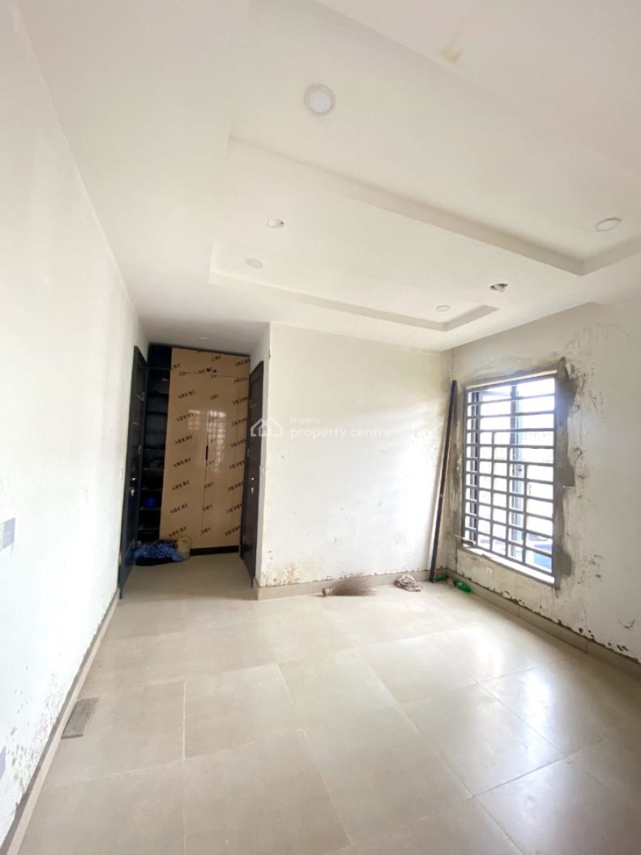Four Bedroom Flat with Bq in a Secured Estate, Lekki Phase 1, Lekki, Lagos, Flat / Apartment for Sale