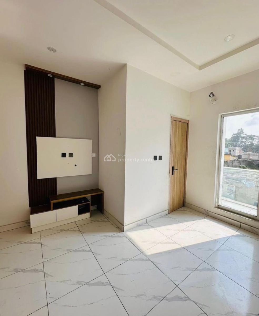 Distress 2 Bedroom  Flat, Ikate, Lekki Phase 1, Lekki, Lagos, Flat / Apartment for Sale