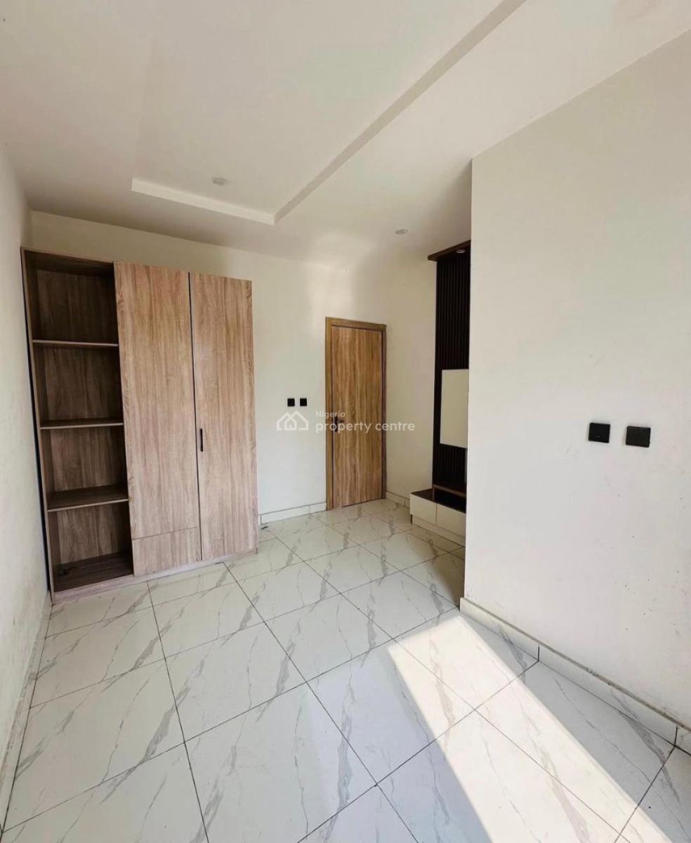 Distress 2 Bedroom  Flat, Ikate, Lekki Phase 1, Lekki, Lagos, Flat / Apartment for Sale