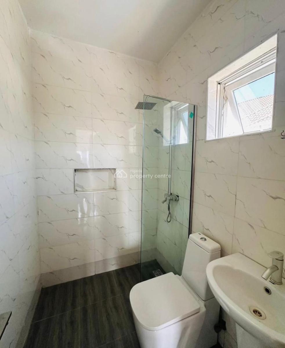 Distress 2 Bedroom  Flat, Ikate, Lekki Phase 1, Lekki, Lagos, Flat / Apartment for Sale