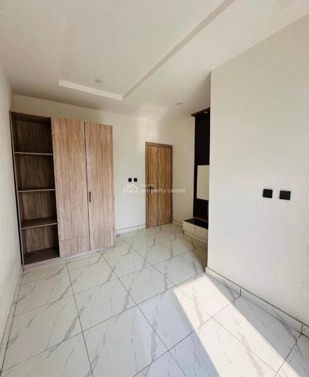 Disstress 2-bedroom Apartment, Ikate, Lekki, Lagos, Block of Flats for Sale