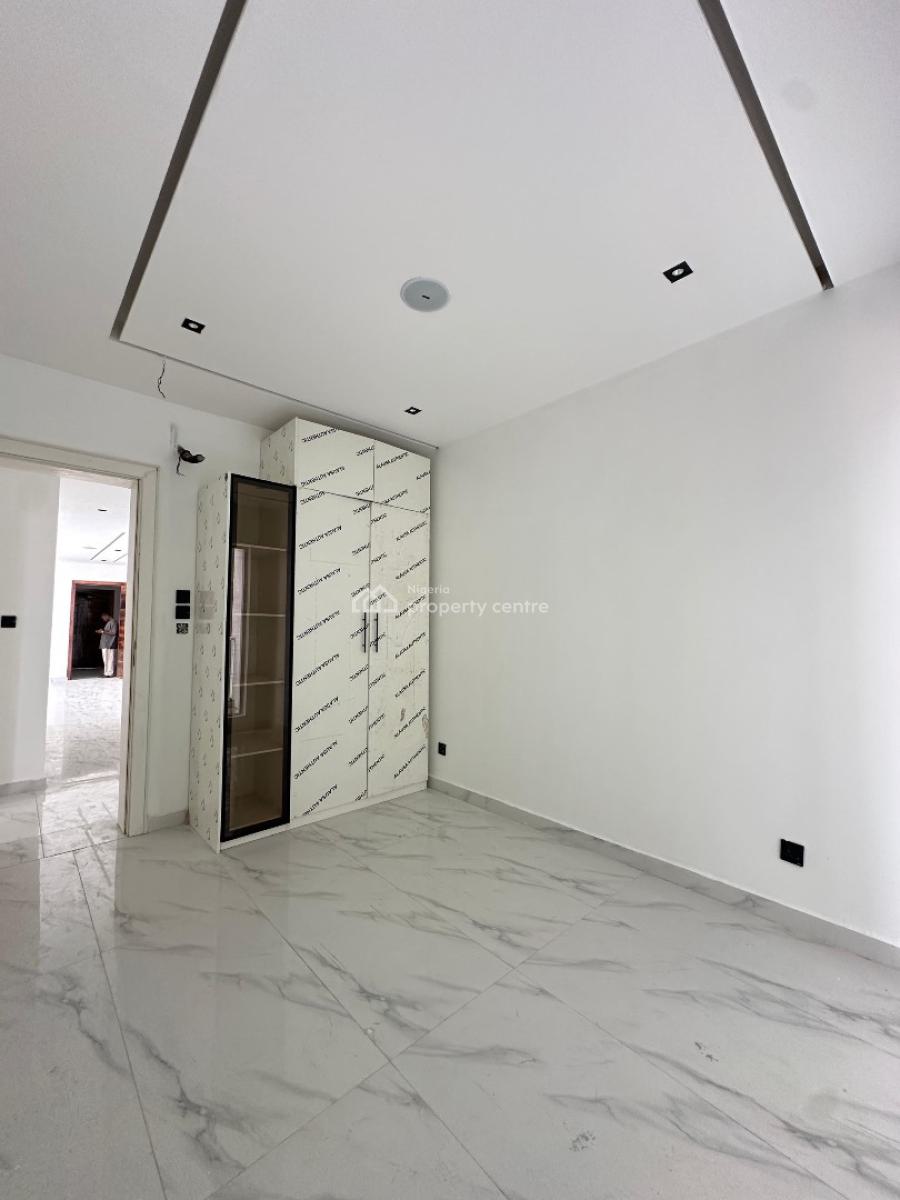 Spacious 2 Bedrooms Apartment with Gym, Elevator and Swimming Pool, Lekki Phase 1, Lekki, Lagos, Flat / Apartment for Sale