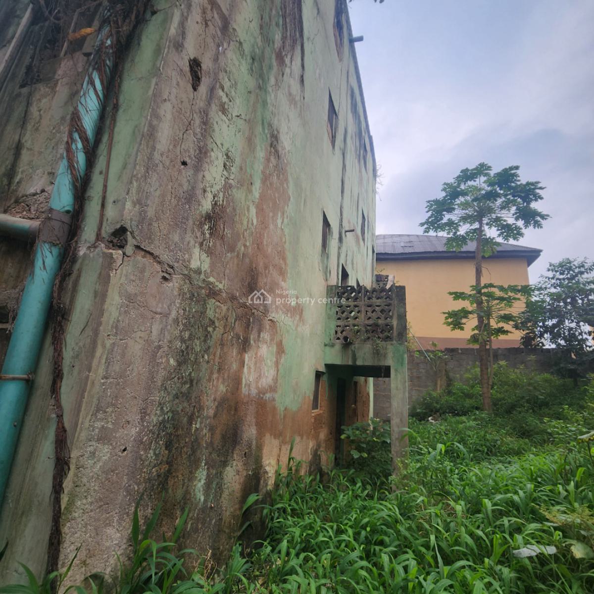 Old Build with 32 Rooms, Agbowo, Ibadan, Oyo, Hostel for Sale