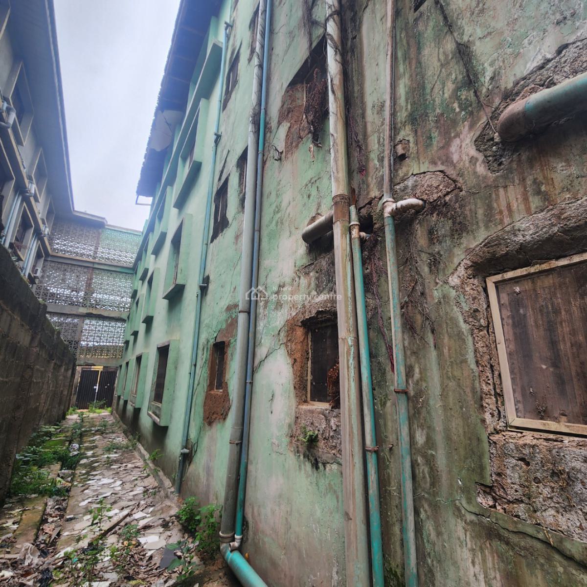 Old Build with 32 Rooms, Agbowo, Ibadan, Oyo, Hostel for Sale