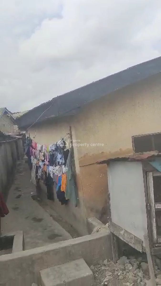 High Ceilings and Crown Molding: [year] Old Home with Grandeur, Idumota Street Off Arobadade Street, Ilaje, Bariga, Shomolu, Lagos, House for Sale