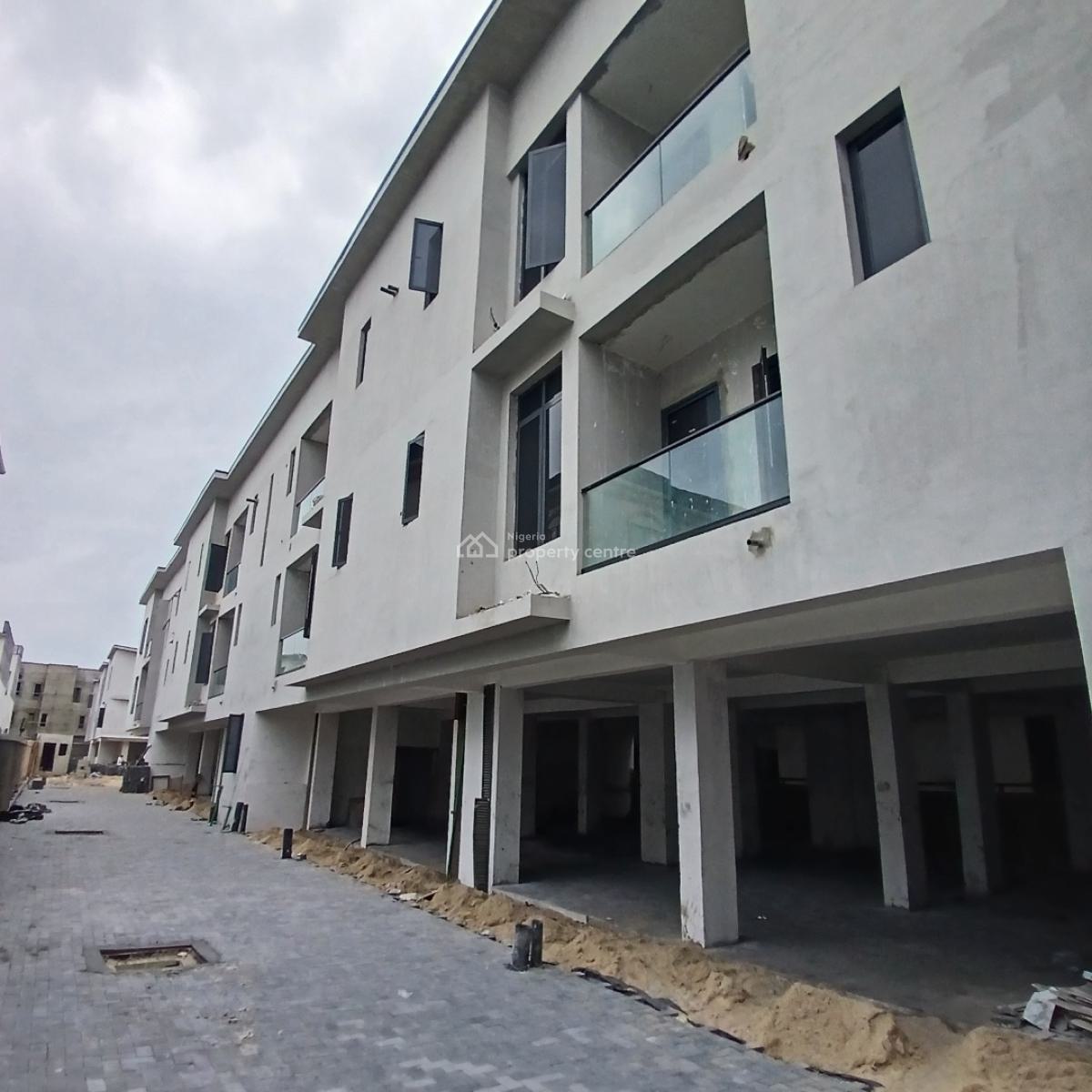 Very Spaciously Built  3 Bedroom Luxury Apartment, Lekki Phase 1, Lekki, Lagos, Flat / Apartment for Sale