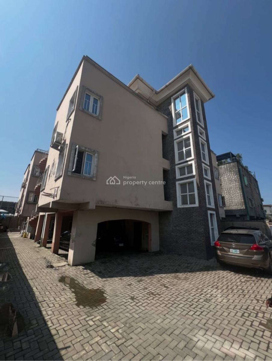 Serviced 4 Bedroom En-suite Penthfloor Flat with Fitted Kitchen/pantry, Lekki Phase 1, Lekki, Lagos, Flat / Apartment for Rent