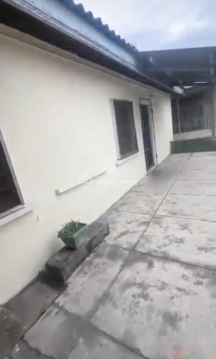 Spacious 3-bedroom Bungalow   Location: Eric Moore,, Eric Moore, Surulere, Lagos, House for Rent