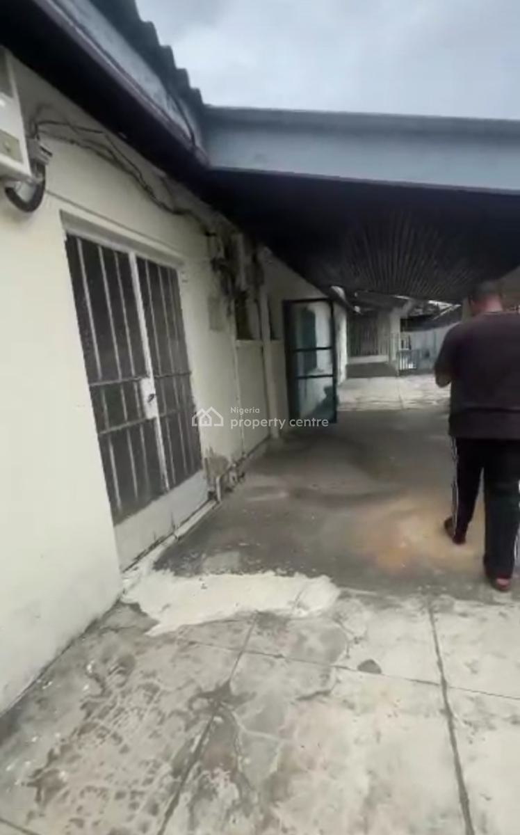 Spacious 3-bedroom Bungalow   Location: Eric Moore,, Eric Moore, Surulere, Lagos, House for Rent