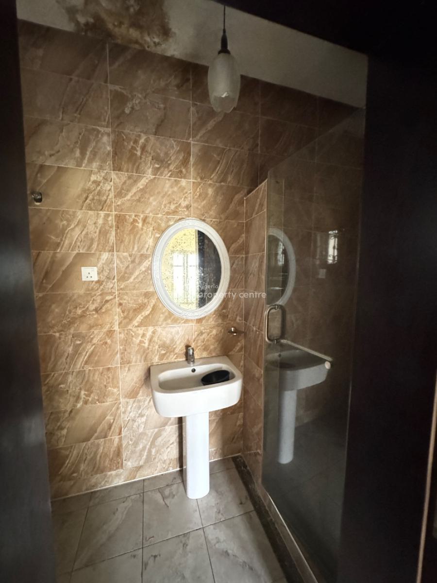 Well Maintained 2 Bedroom Flat, Lekki Phase 1, Lekki, Lagos, Flat / Apartment for Rent