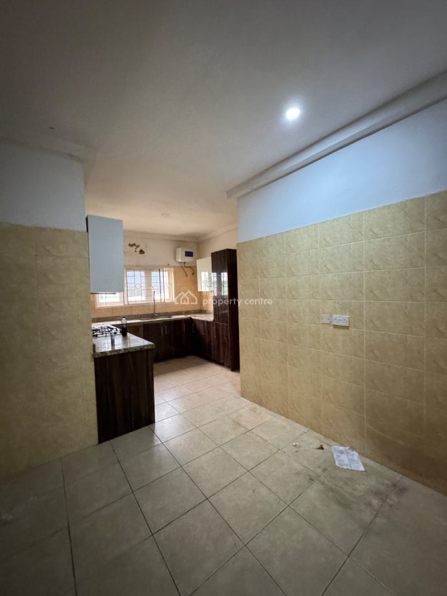 Well Maintained 3 Bedroom Flat with Bq, Lekki Phase 1, Lekki, Lagos, Flat / Apartment for Rent