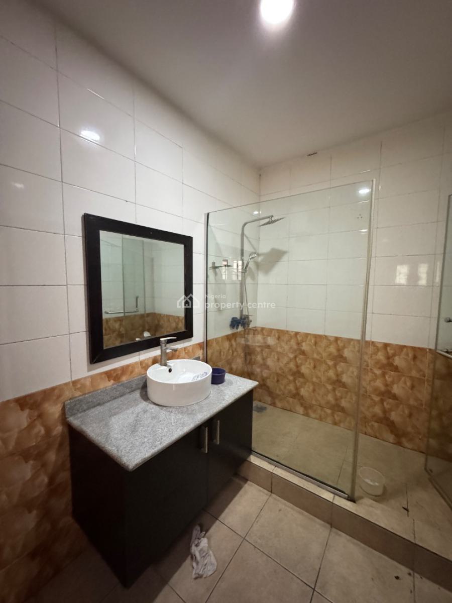 Well Maintained 3 Bedroom Flat with Bq, Lekki Phase 1, Lekki, Lagos, Flat / Apartment for Rent