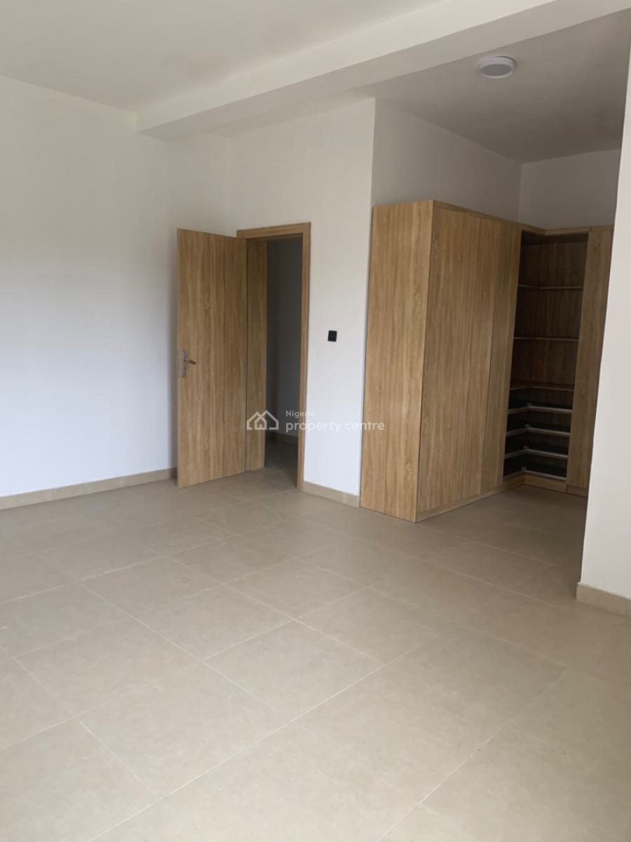 Massive Luxury 3 Bedroom Flat Upstairs, Lekki Scheme 2 Via Mobil Road, Ilaje, Ajah, Lagos, House for Rent