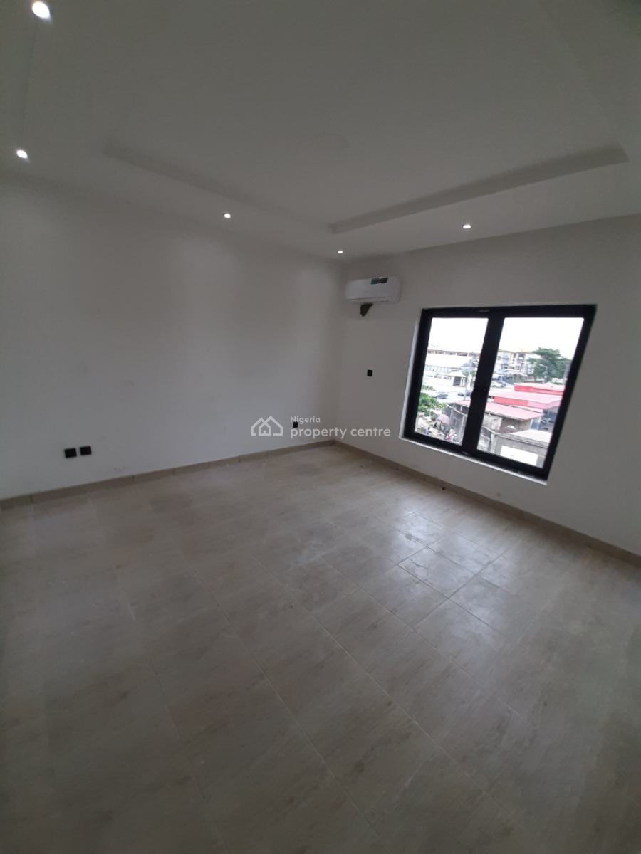 Renovated and Serviced with 24/7 Power Supply 4 Bedroom En-suite Townh, Lekki Phase 1, Lekki, Lagos, Terraced Duplex for Rent
