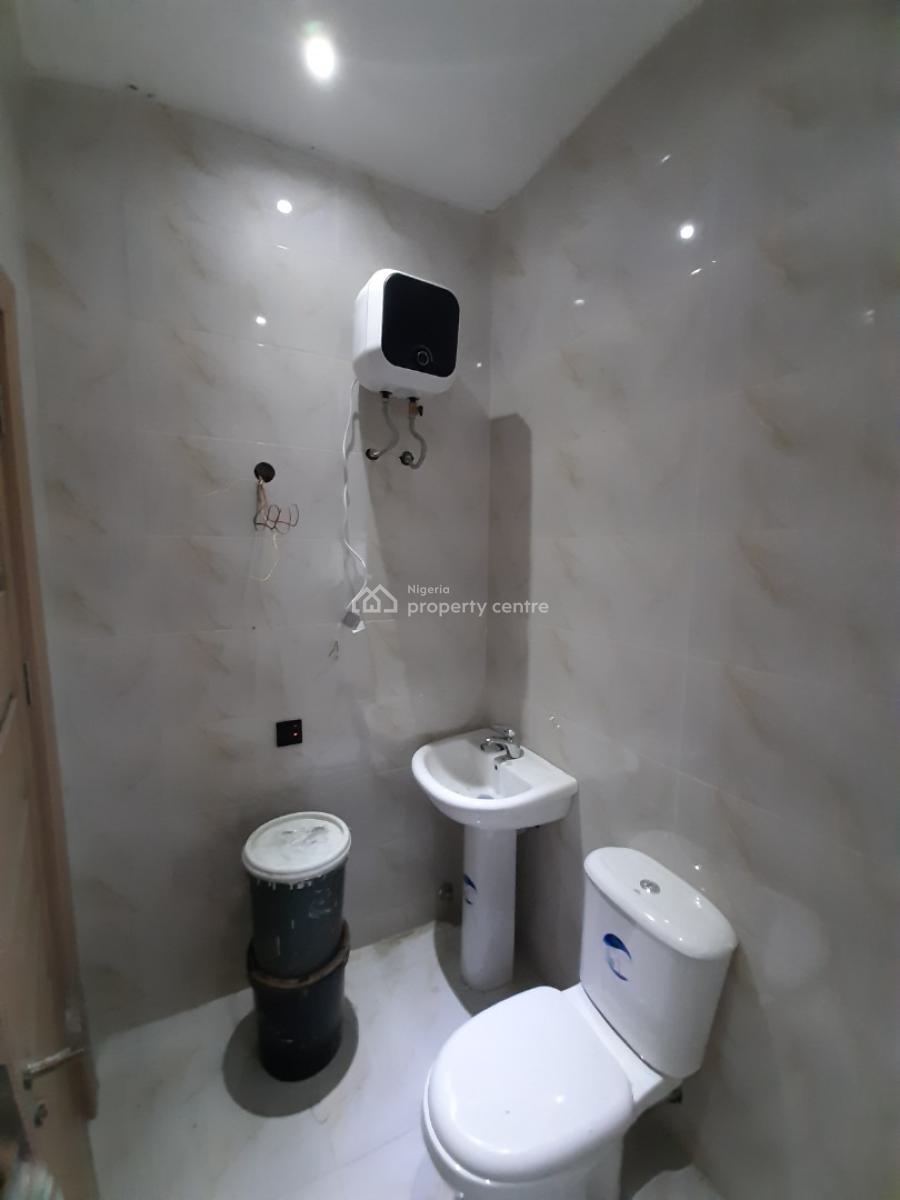 Renovated and Serviced with 24/7 Power Supply 4 Bedroom En-suite Townh, Lekki Phase 1, Lekki, Lagos, Terraced Duplex for Rent