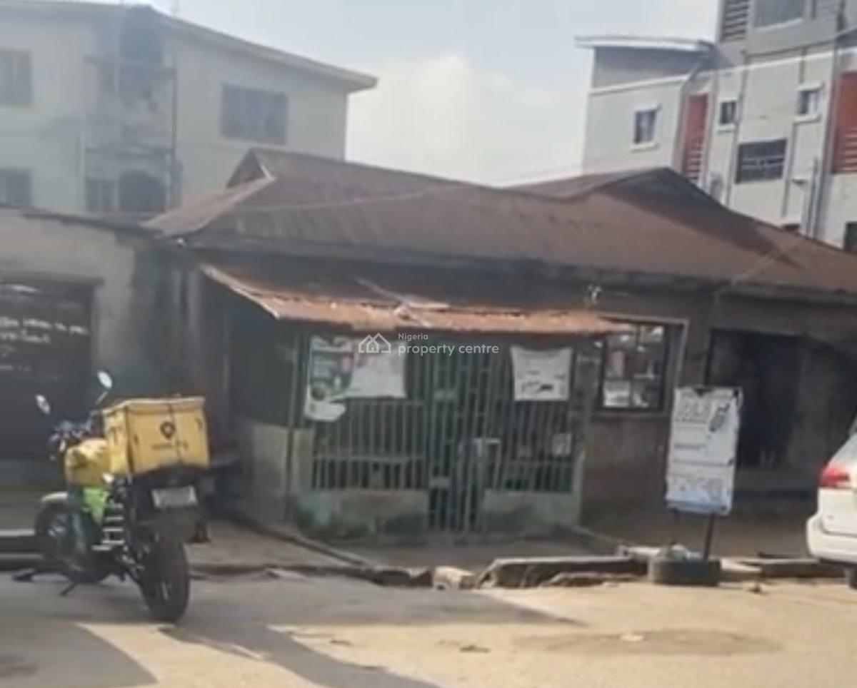 a Bungalow on a Full Plot of Land.l, Church Str. Off Bajulaiye Rd. Folagoro Shomolu, Shomolu, Lagos, Detached Bungalow for Sale