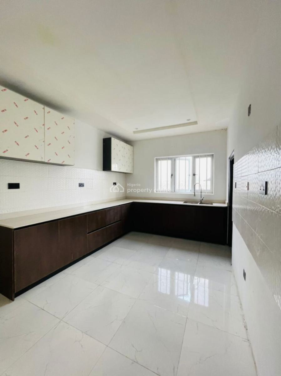 Serviced with 24/7 Power Supply 3 Bedroom En-suite Flat with Fitted Ki, Lekki Phase 1, Lekki, Lagos, Flat / Apartment for Rent