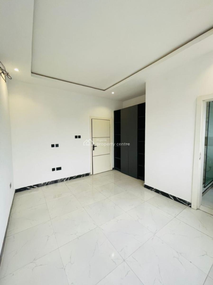 Serviced with 24/7 Power Supply 3 Bedroom En-suite Flat with Fitted Ki, Lekki Phase 1, Lekki, Lagos, Flat / Apartment for Rent