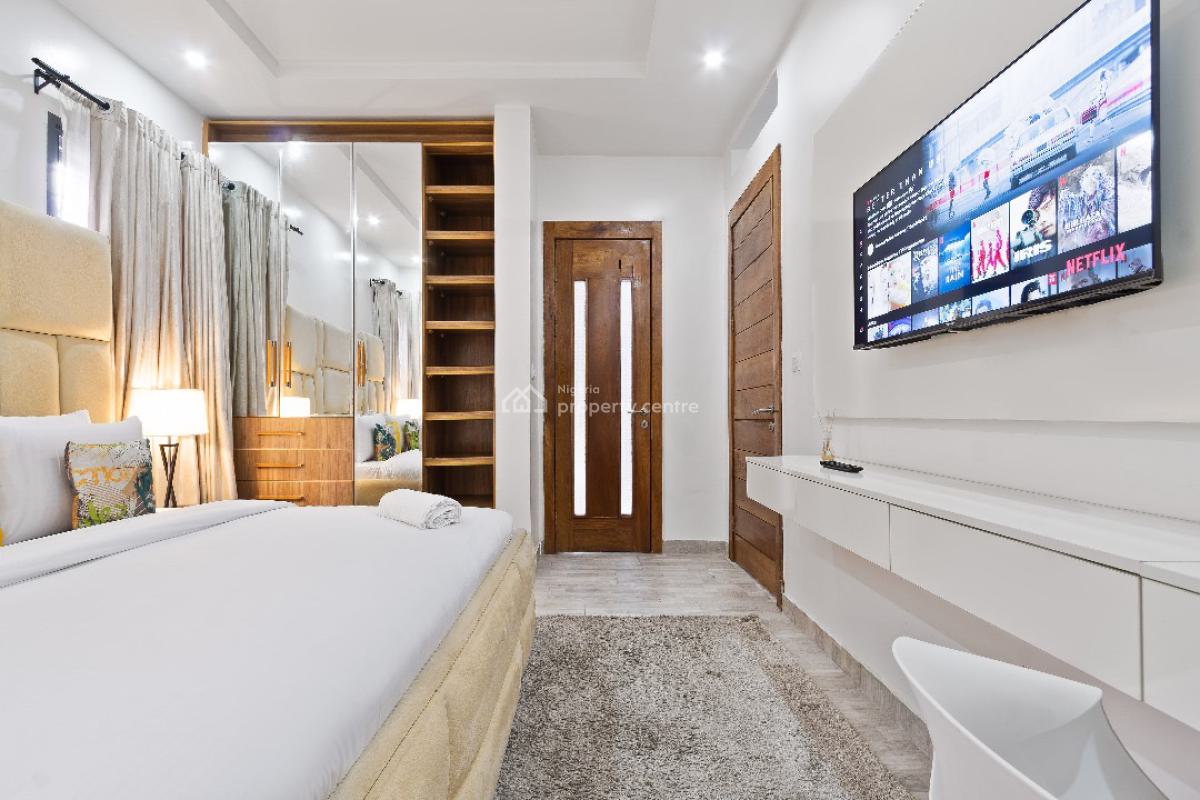 Cozy 3 Bedrooms Apartment with Swimming Pool and Snooker Board, Hunponu Wusu Street, Lekki Phase 1, Lekki, Lagos, Flat / Apartment Short Let