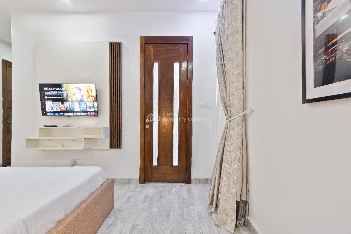 Cozy 3 Bedrooms Apartment with Swimming Pool and Snooker Board, Hunponu Wusu Street, Lekki Phase 1, Lekki, Lagos, Flat / Apartment Short Let