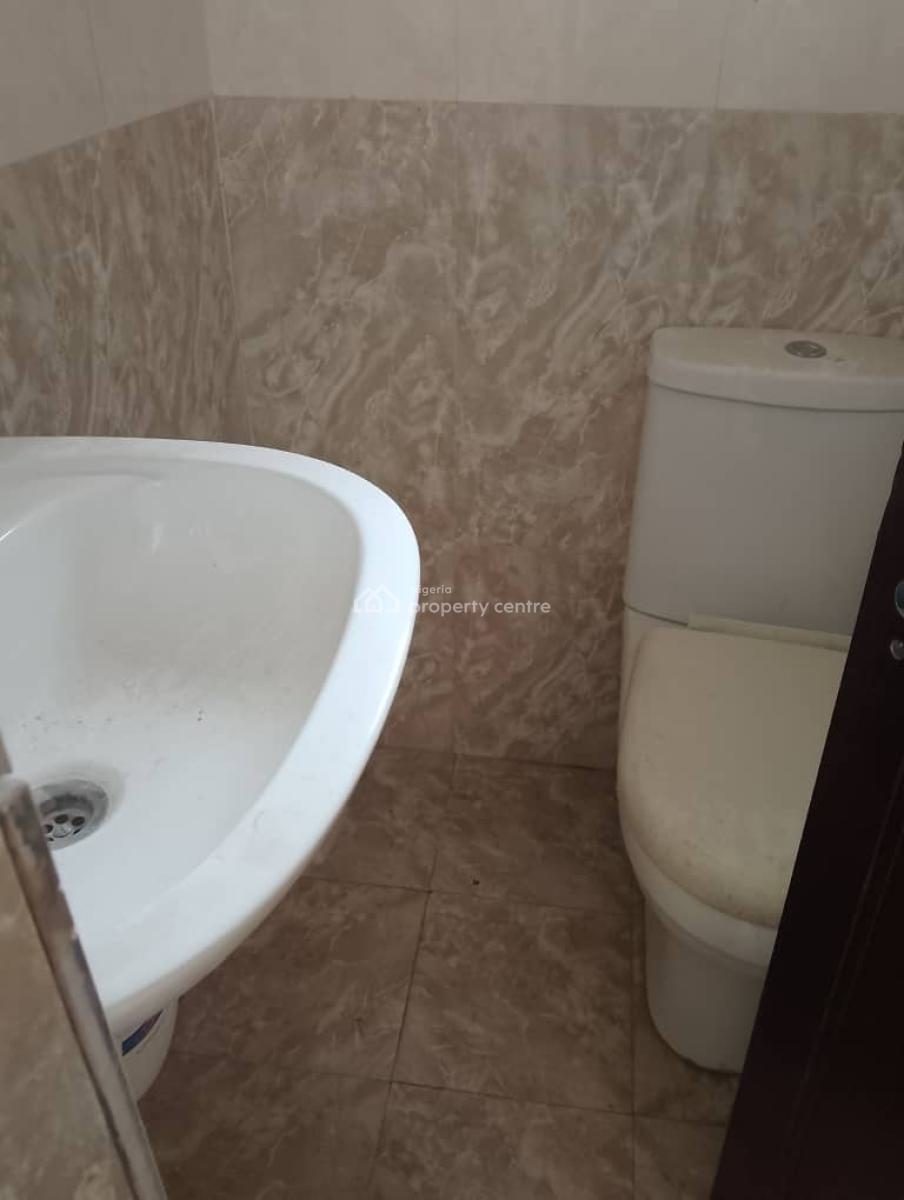 Self Serviced Three 3 Bedroom Apartment Upstairs, Off Admiralty Way, Lekki Phase 1, Lekki, Lagos, Flat / Apartment for Rent
