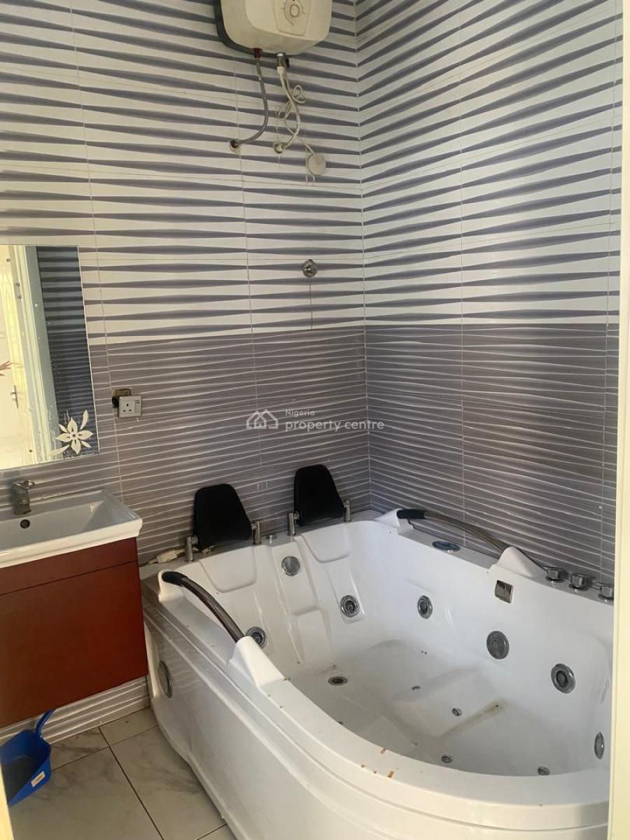 Extra-large Masters Bedroom in a Prime Estate, Idado, Lekki, Lagos, Flat / Apartment for Rent
