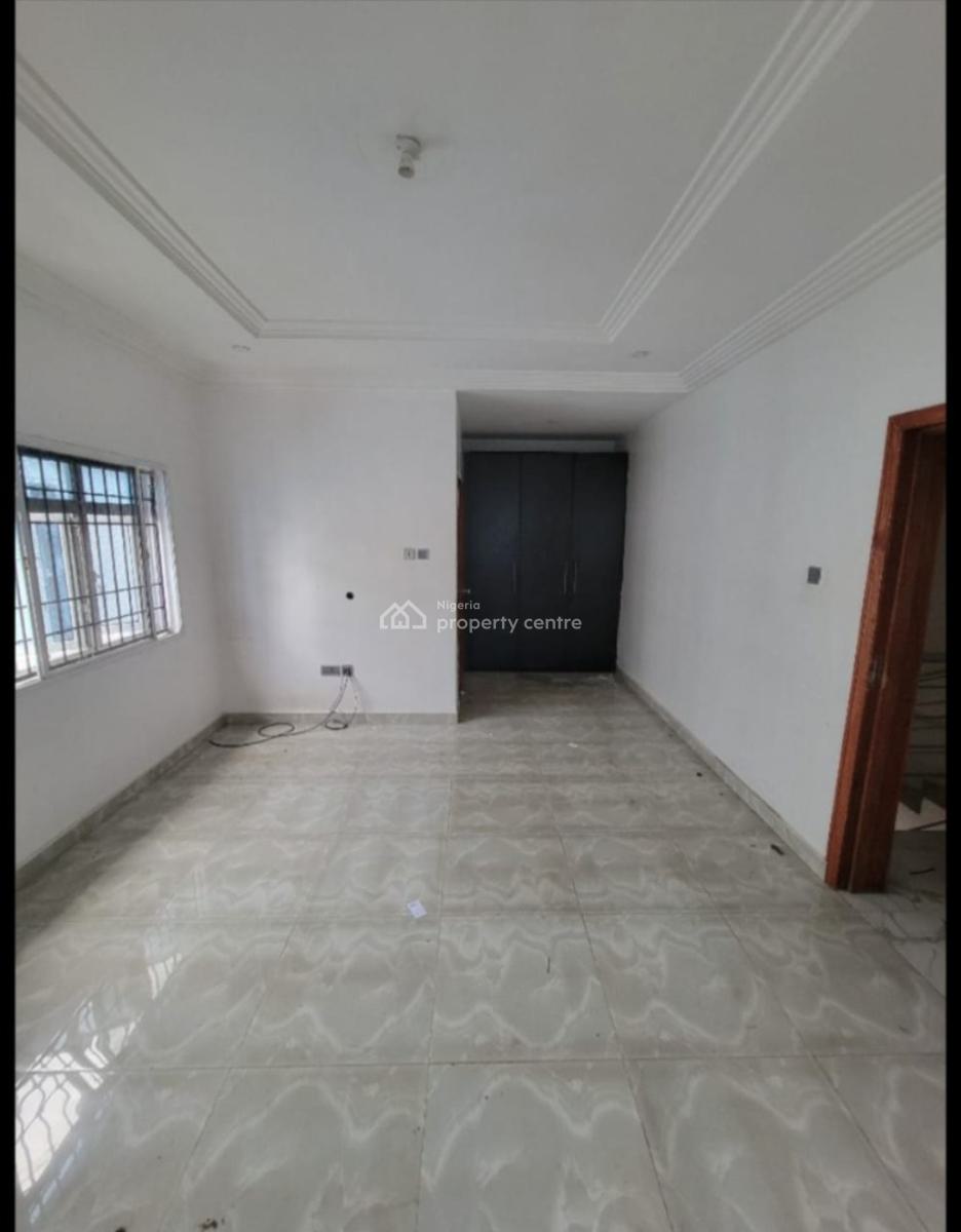 Cleana Serviced 3bedroom Terrace in a Secured Estate, Lekki Phase 1, Lekki, Lagos, Flat / Apartment for Rent