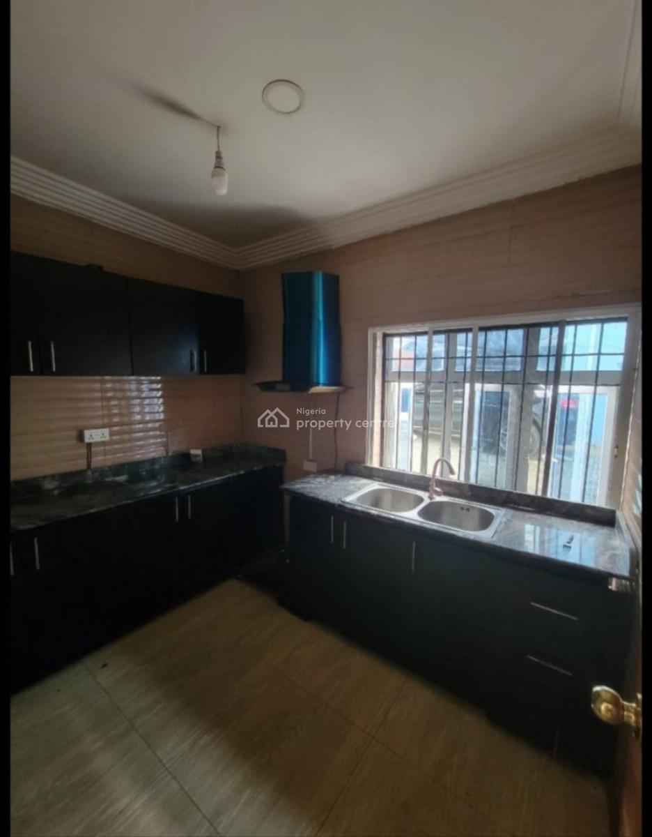 Cleana Serviced 3bedroom Terrace in a Secured Estate, Lekki Phase 1, Lekki, Lagos, Flat / Apartment for Rent