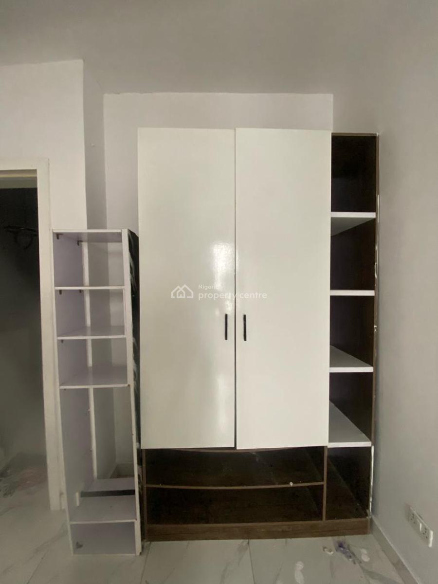 Single Room Update Sharing Upstairs Kitchen, Orchid Road, Lekki, Lagos, Flat / Apartment for Rent