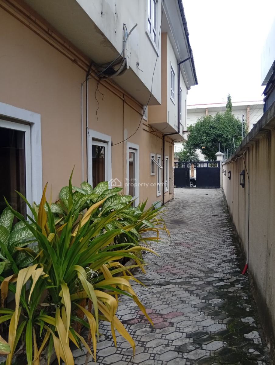 a Self Serviced 6 Bedroom Fully Detached Duplex with 2  Bq, Lekki Phase 1, Lekki, Lagos, Detached Duplex for Rent