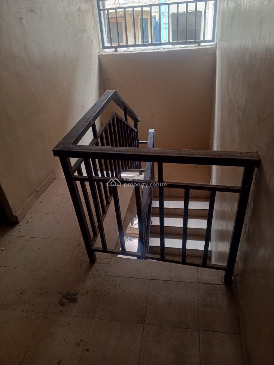 Well Maintain Standard 3bedrooms, Akinwunmi Street, Ogudu, Lagos, Flat / Apartment for Rent