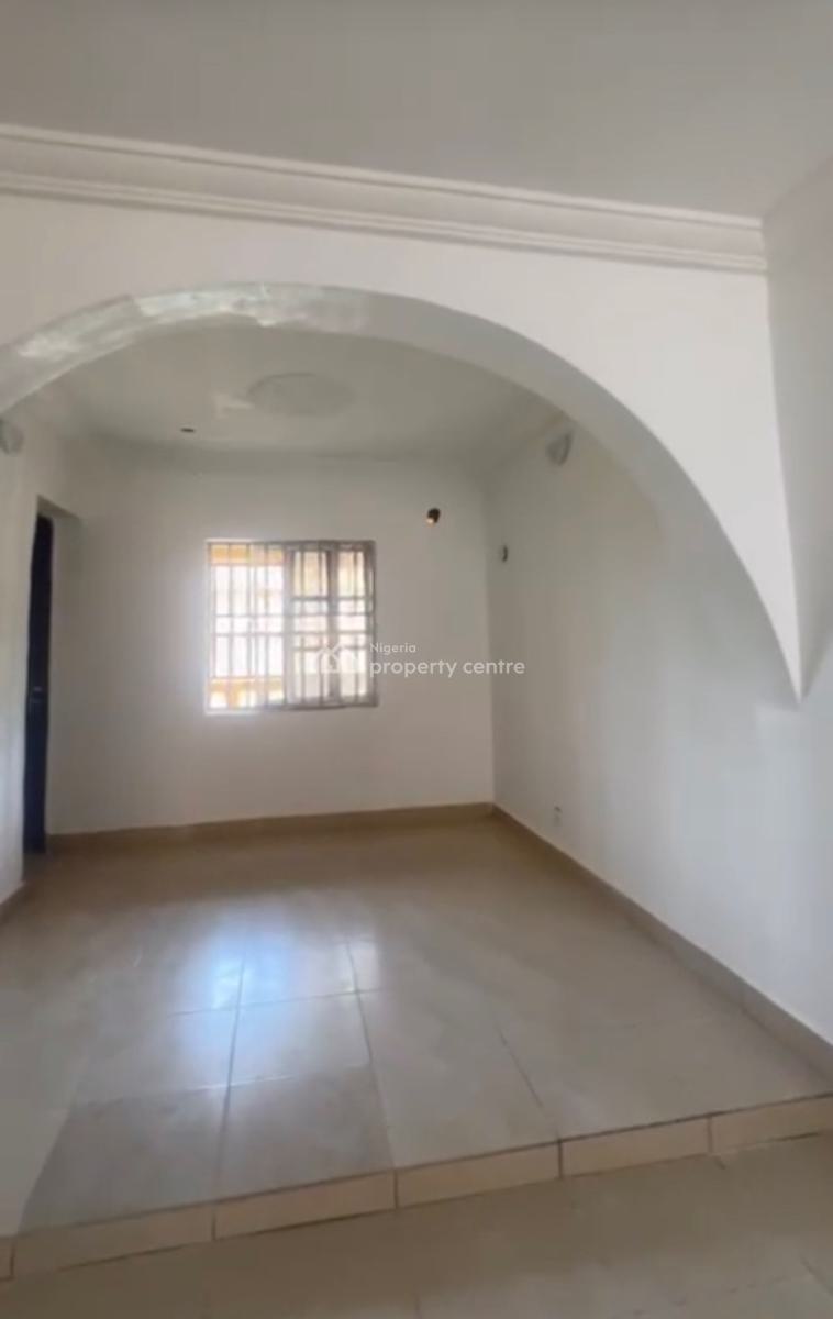 Spacious 2 Bedroom Flat, Pay & Pack in, 1st Floor, Wuye Main (tarred Road), Wuye, Abuja, Flat / Apartment for Rent