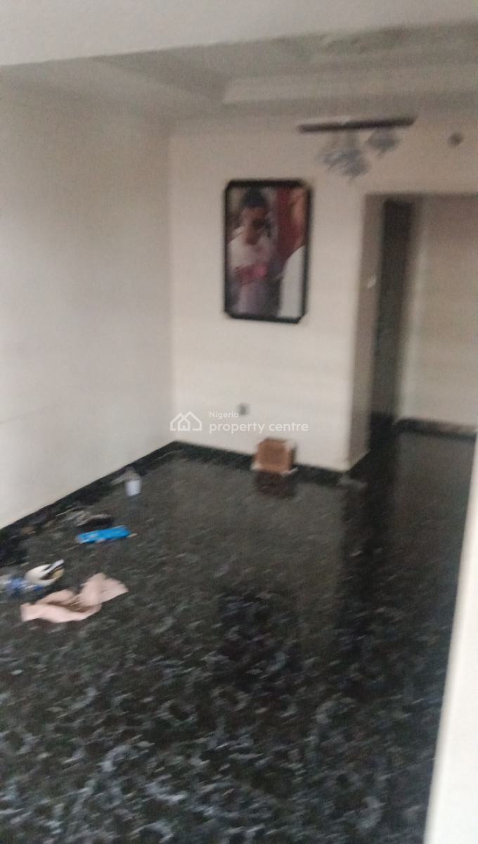 Very Large 3 Bedrooms Space, Top Floor, Abraham Adesanya Axis Scheme 2, Lekki Phase 2, Lekki, Lagos, Flat / Apartment for Rent