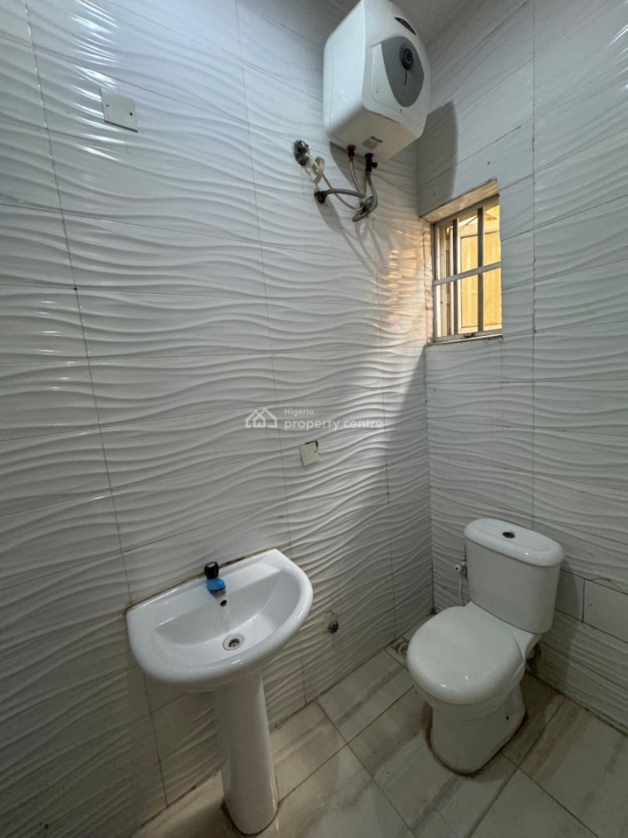 Maintained 4 Bedroom Semi Detached, Chevron, Lekki, Lagos, Semi-detached Duplex for Rent