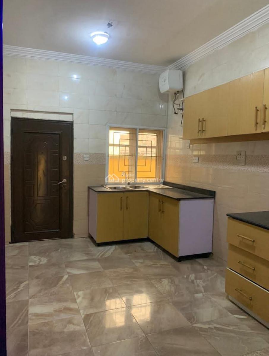 Well Maintained Ensuit 2 Bedroom Apartment Ground Floor ( 4 Unit Flat), Off Freedom Way, Lekki Phase 1, Lekki, Lagos, Flat / Apartment for Rent