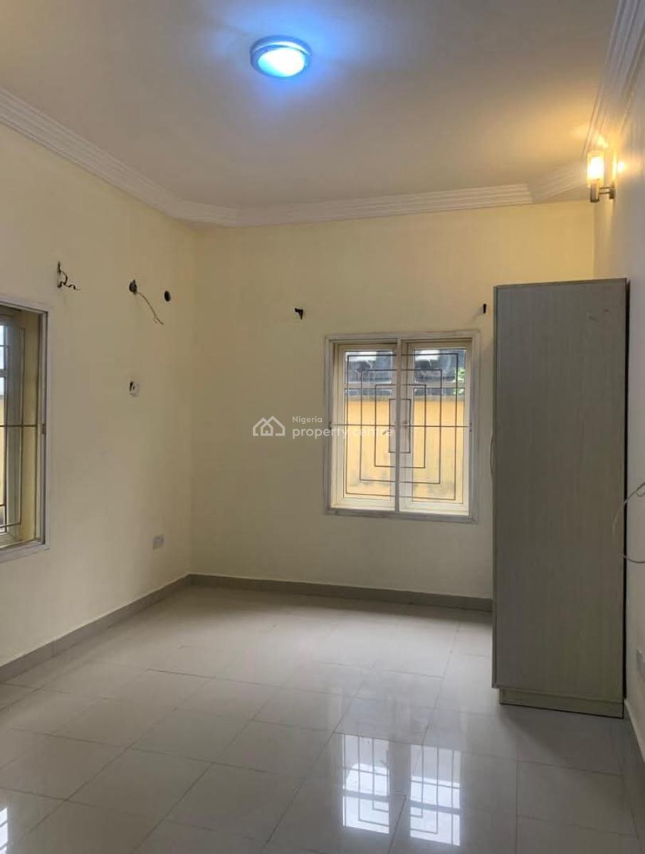 Well Maintained Ensuit 2 Bedroom Apartment Ground Floor ( 4 Unit Flat), Off Freedom Way, Lekki Phase 1, Lekki, Lagos, Flat / Apartment for Rent