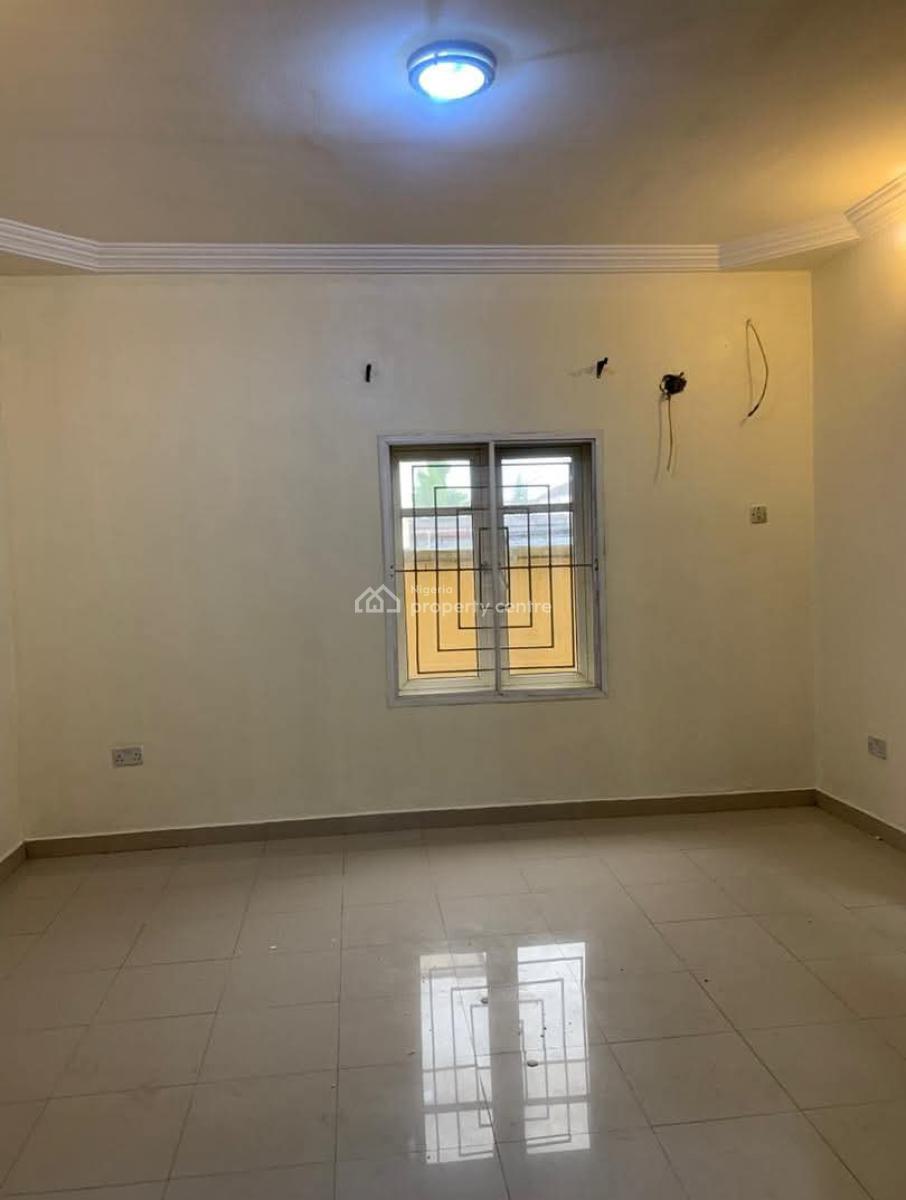 Well Maintained Ensuit 2 Bedroom Apartment Ground Floor ( 4 Unit Flat), Off Freedom Way, Lekki Phase 1, Lekki, Lagos, Flat / Apartment for Rent