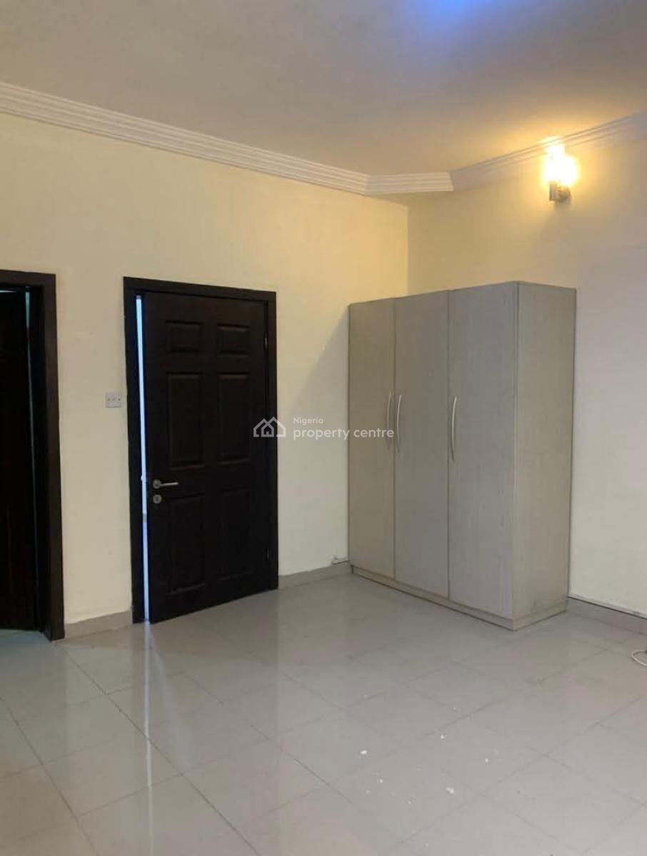 Well Maintained Ensuit 2 Bedroom Apartment Ground Floor ( 4 Unit Flat), Off Freedom Way, Lekki Phase 1, Lekki, Lagos, Flat / Apartment for Rent