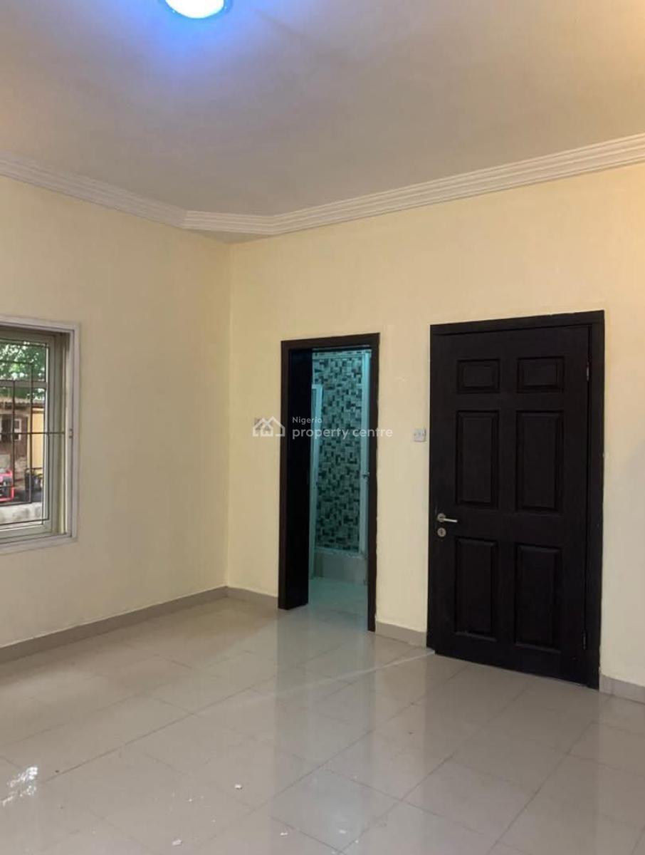 Well Maintained Ensuit 2 Bedroom Apartment Ground Floor ( 4 Unit Flat), Off Freedom Way, Lekki Phase 1, Lekki, Lagos, Flat / Apartment for Rent