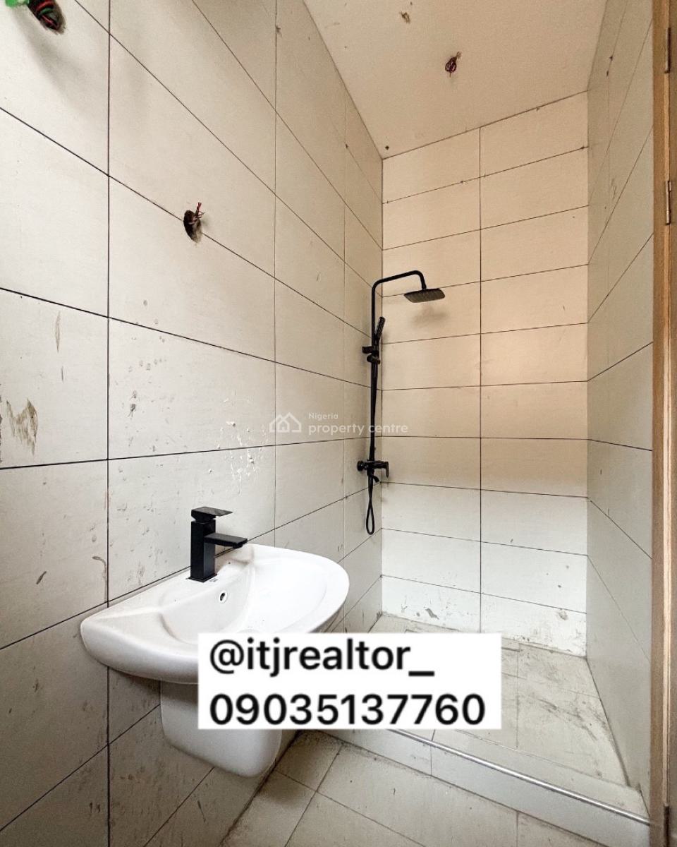 Lovely 2 Bedroom Apartment with Bq, Lekki Phase 1, Lekki Phase 1, Lekki, Lagos, Block of Flats for Sale